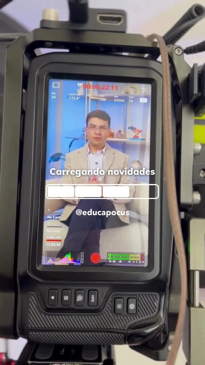 Monitor da câmera durante gravação em estúdio, com o entrevistado sentado em um sofá e o timecode rodando